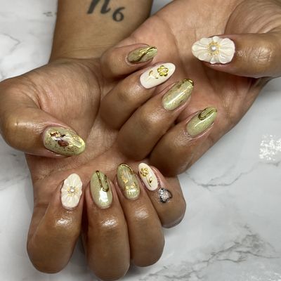 M&M studio nyc Nails and Eyelashes by null