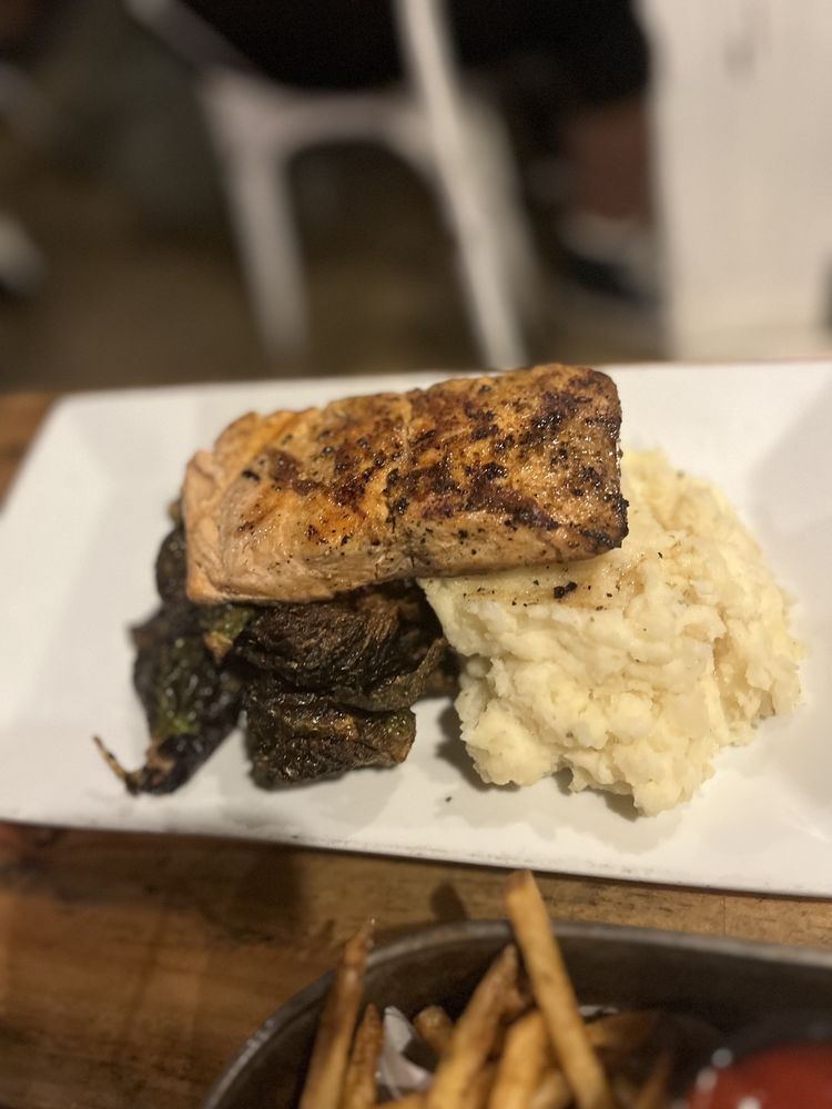 913 Whiskey Bar & Southern Kitchen