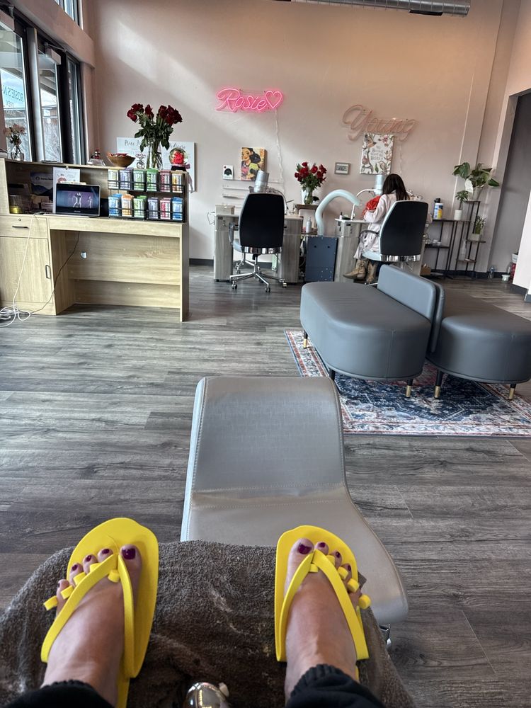 Rosie’s Nails Logo