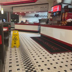 Steak ’n Shake - Look how clean that is! For a Saturday night especially! Even the trash can was clean!
