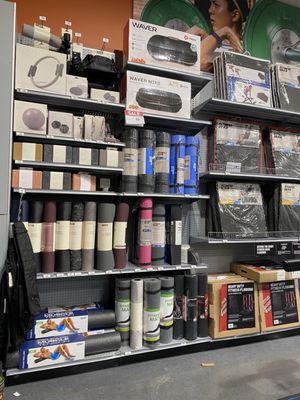 DICK'S Sporting Goods by null