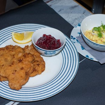 Riesling Stuben - Schnitzel vom Kalbsrücken mit Zitrone, Wildpreiselbeeren und Kartoffel-Gurken-Salat 26,90€ - Wine Bars Near Me - Hochheim, HE Riesling Stuben - Schnitzel vom Kalbsrücken mit Zitrone, Wildpreiselbeeren und Kartoffel-Gurken-Salat 26,90€ - Wine Bars Near Me - Hochheim, HE
