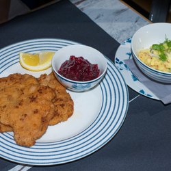 Riesling Stuben - Schnitzel vom Kalbsrücken mit Zitrone, Wildpreiselbeeren und Kartoffel-Gurken-Salat 26,90€