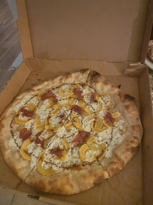 Lo Mo Pizzeria by null