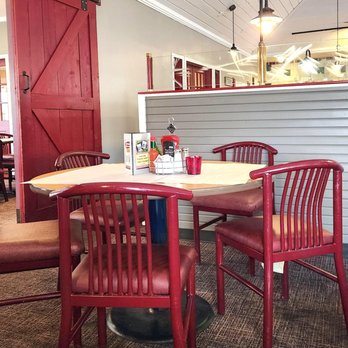 Roosters Restaurant - Dining Area - American Near Me - Pendleton, Oregon