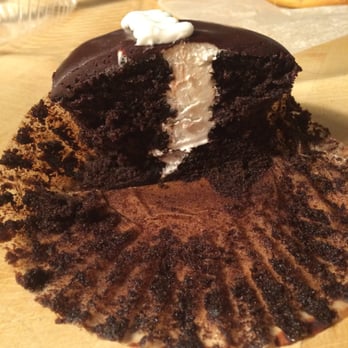 Junior's Restaurant - This cupcake has cream in the middle! - Bakeries Near Me - Brooklyn, New York Junior's Restaurant - This cupcake has cream in the middle! - Bakeries Near Me - Brooklyn, New York