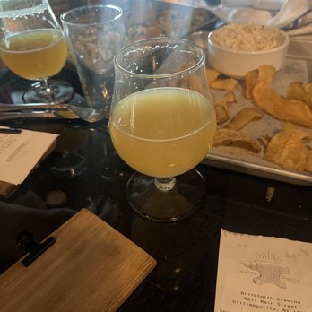 Britesmith Brewing - Williamsville - Billie hazeNEIPA very chewable - Pizza Near Me - Williamsville, New York