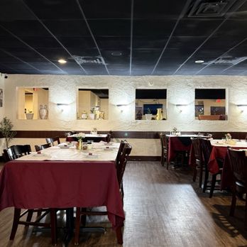 Rocco's Italian Bistro - The dining room area with really bright lights. - Pizza Near Me - Victoria, Texas Rocco's Italian Bistro - The dining room area with really bright lights. - Pizza Near Me - Victoria, Texas