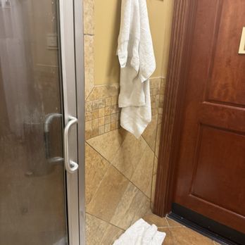 Relâche Spa - Towels that have been here 4+ hrs - Day Spas Near Me - Nashville, Tennessee