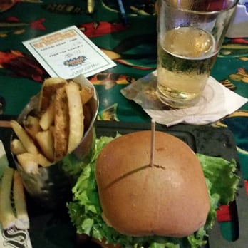 Rainforest Cafe - BBQ Bacon burger, skimpy on the fries - Cafes Near Me - Niagara Falls, New York