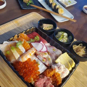 Akami Sushi - chirashi bowl, Toluca Lake roll - Japanese Near Me - North Hollywood, California