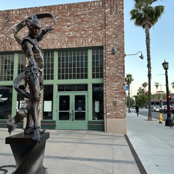 Pasadena Playhouse - The Performer, 2015 (Bronze) - Performing Arts Near Me - Pasadena, California