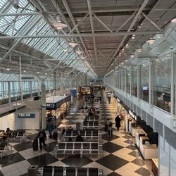Munich Airport Terminal K, L - Inside long lines to get coffee