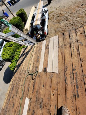 Universal Roofing Logo