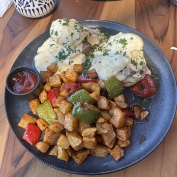Pradera Brunch - Smoked brisket Benedict - Breakfast & Brunch Near Me - Costa Mesa, California