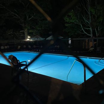 Kenny's Tipperary Inn - pool at night - Hotels Near Me - Montauk, New York Kenny's Tipperary Inn - pool at night - Hotels Near Me - Montauk, New York