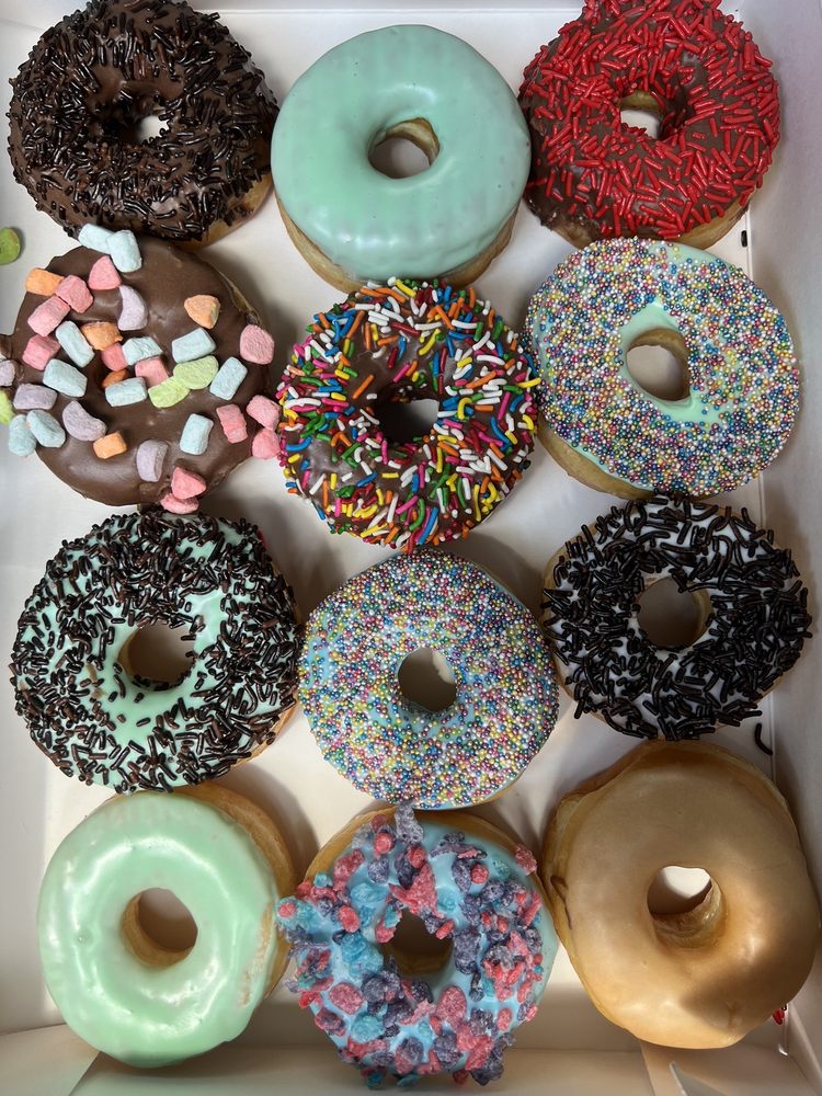 daylight donuts Logo