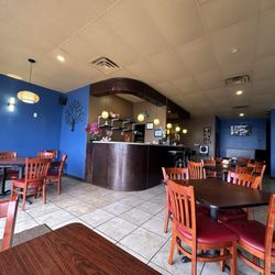 Pho Le Lai - Inside with many tables
