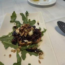 The last fig crostini with Gorgonzola and walnuts.