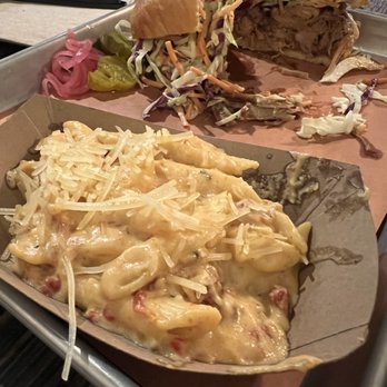 Hickory & Spice - Adult Mac me cheese with pulled pork sandwich - Barbeque Near Me - Orange, California Hickory & Spice - Adult Mac me cheese with pulled pork sandwich - Barbeque Near Me - Orange, California