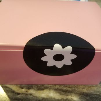 Georgetown Cupcake - 2 boxed cupcakes, clearly not boxed with care - Cupcakes Near Me - Washington, DC, District of Columbia Georgetown Cupcake - 2 boxed cupcakes, clearly not boxed with care - Cupcakes Near Me - Washington, DC, District of Columbia