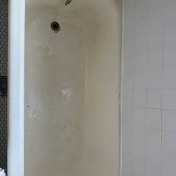 Peak Properties - Tub that has to be cleaned daily due to a shower head dripping at all times resulting in mold - Property Management Near Me - Chicago, Illinois Peak Properties - Tub that has to be cleaned daily due to a shower head dripping at all times resulting in mold - Property Management Near Me - Chicago, Illinois