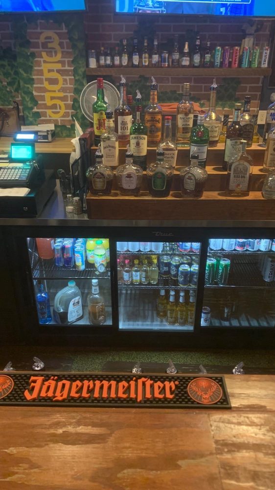 Bud's Bar Logo