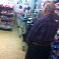 LiDL - Nur eine von 4 lassen offen, Riesen Schlange, logisch für einen Mittwoch um 15. Antipathische Kunden. Warenhaus aber ist gut!