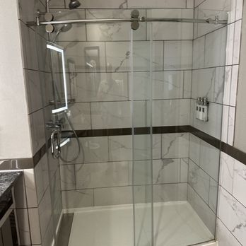 The Current Iowa - Shower - Hotels Near Me - Davenport, Iowa