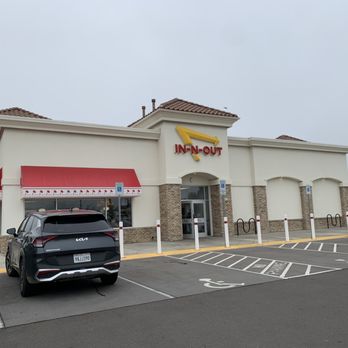 In-N-Out Burger - Restaurant front, Thursday 19 October 2023. - Burgers Near Me - Keizer, Oregon