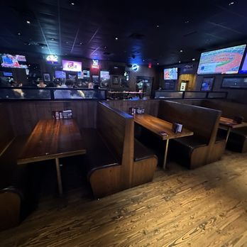 Miller's Ale House - Sadly understaffed 11 pm Wednesday night half tables empty and they tell you a 25 minute wait this is unacceptable! - American Near Me - Kissimmee, Florida