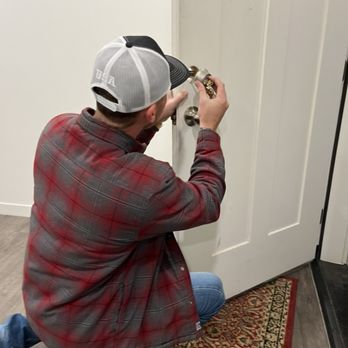 OBryant Locksmith - Installing a replacement smart key Deadbolt - Keys & Locksmiths Near Me OBryant Locksmith - Installing a replacement smart key Deadbolt - Keys & Locksmiths Near Me