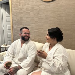 Etuni Massage - Ultimate Couples Massage 80 min. Our most popular couples massage for couples wanting a deeply relaxing massage followed by mini facials.