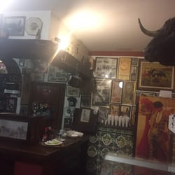 El Lagartijo - En esta taberna se respira el toro por todas partes. Sin ir más lejos...tienen la camilla donde muriò Manolete!