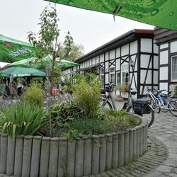 Hotel Landhaus Greene - Blick in den Biergarten direkt an der Leine
