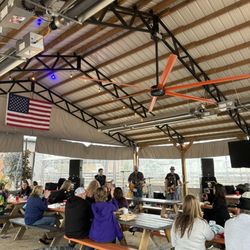 Le Chien Brewing - Outdoor seating with band
