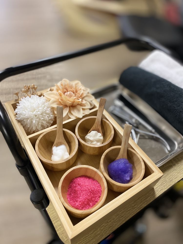 Trendy Nails & Spa Logo
