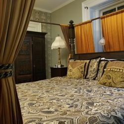 Moondance Inn - Beautiful and comfy King Room.