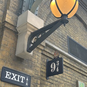 King's Cross Station - Platform 9 and 3 quarters - Train Stations Near Me - Orlando, Florida
