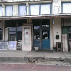 Walnut Street Market - The front of the store from the street