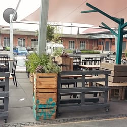 Amavi Pure - Ein Teil des Sitzbereichs auf der überdachten Terrasse