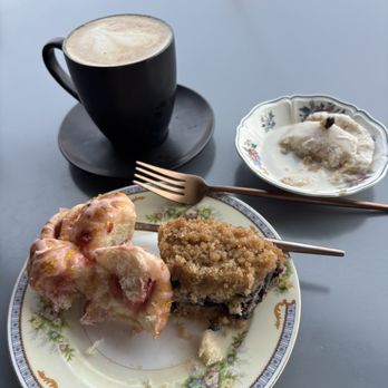 Mangiafoglie - Blueberry pastry, strawberry knots, marzipan latte, side of vanilla ice cream! - Pizza Near Me - Long Beach, California Mangiafoglie - Blueberry pastry, strawberry knots, marzipan latte, side of vanilla ice cream! - Pizza Near Me - Long Beach, California