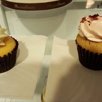 Phoenix Sweets - Yuzu passionfruit on the left and rose earl grey on the right. - Desserts Near Me - Hong Kong, HK Phoenix Sweets - Yuzu passionfruit on the left and rose earl grey on the right. - Desserts Near Me - Hong Kong, HK
