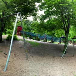 Spielplatz im Sternschanzenpark - Schaukel, Seilbahn und im Hintergrund die Klettertürme im Bereich für ältere Kinder