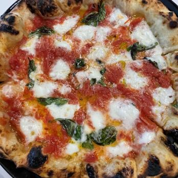 Sei Pizza Bar - Pizza special with buffalo mozzarella and basil - Pizza Near Me - Los Angeles, California