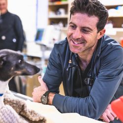 DoveLewis Emergency Animal Hospital - Emergency veterinarian bonding with a patient.