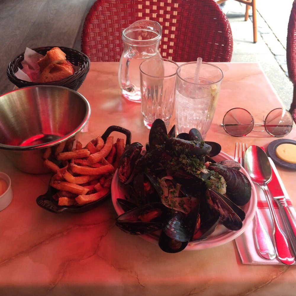 Mussels, fries and gin and tonic! Mussels, fries and gin and tonic!