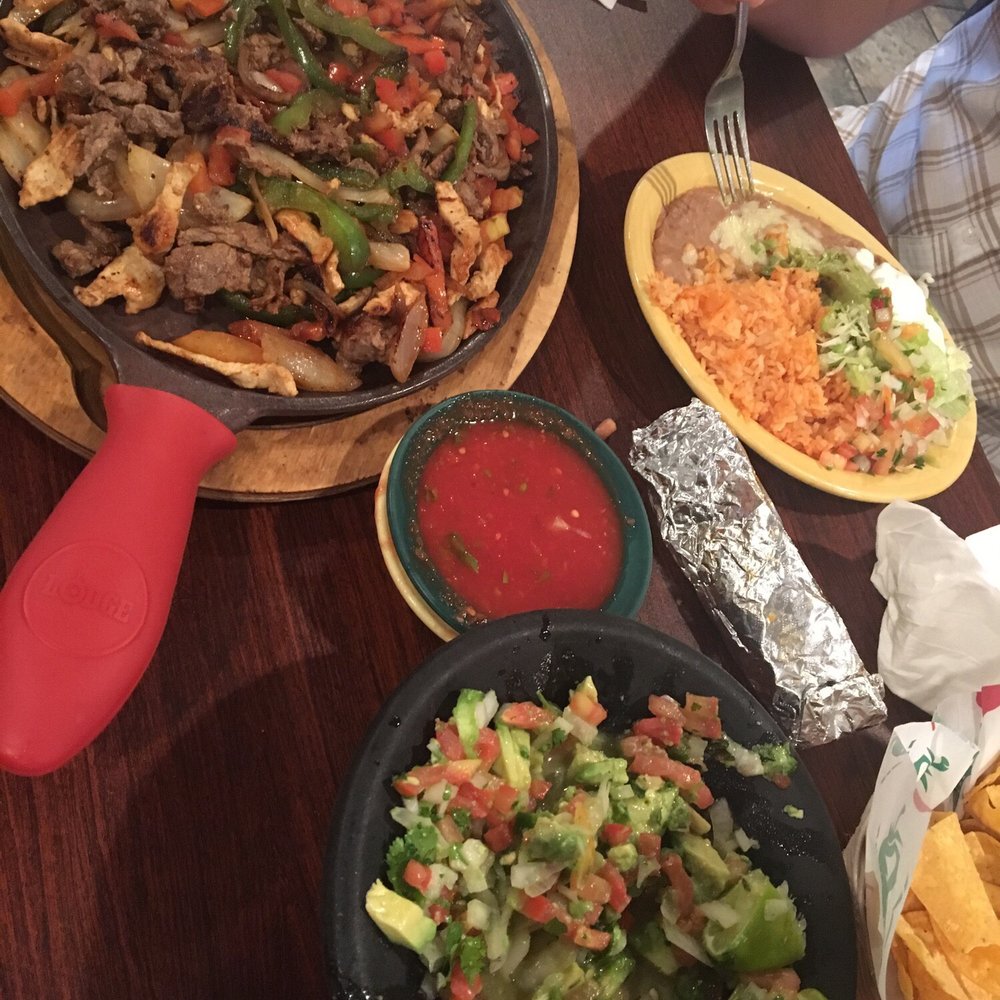El Bracero - Chunky avocado salad and fajita for two! - Mexican Near Me - New Madrid, Missouri
