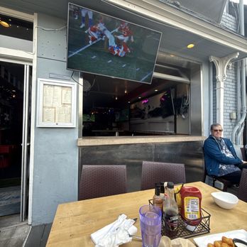 Pillbox Tavern - American Near Me - Solana Beach, California