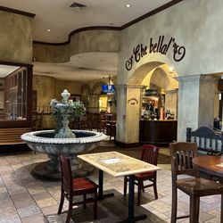 Cinzzetti's Italian Market Restaurant - Beautiful waiting area. Nobody here!!